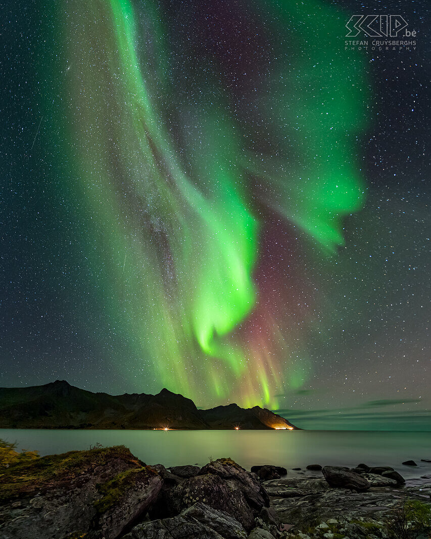 Noorwegen - Senja - Tungeneset - Noorderlicht Wonderlijk noorderlicht boven de bergen en zee in Tungeneset. Dit is een vertorama beeld met langere belichting voor de voorgrond Stefan Cruysberghs